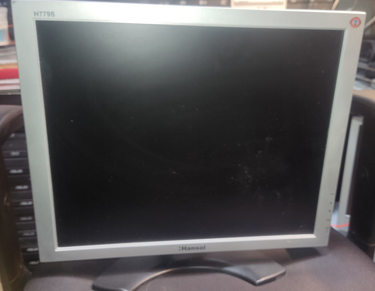 مانیتور اسپیکر دار هنسول مدل H779S سایز 17 اینچ با کیفیت تصویر مناسب و طراحی مقاوم استوک