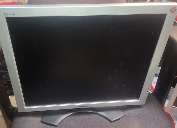 مانیتور اسپیکر دار هنسول مدل H779S سایز 17 اینچ با کیفیت تصویر مناسب و طراحی مقاوم استوک