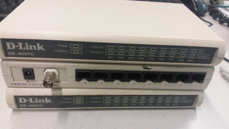 هاب شبکه دی لینک مدل DE-809TC هشت پورت اترنت مناسب شبکههای قدیمی 10Mbps استوک