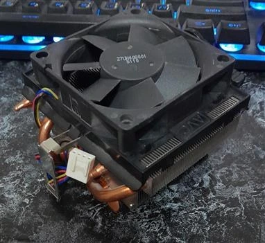 خنک‌کننده پردازنده AMD مدل Z7UH40Q001 با هیت‌سینک مسی و هیت‌پایپ استوک