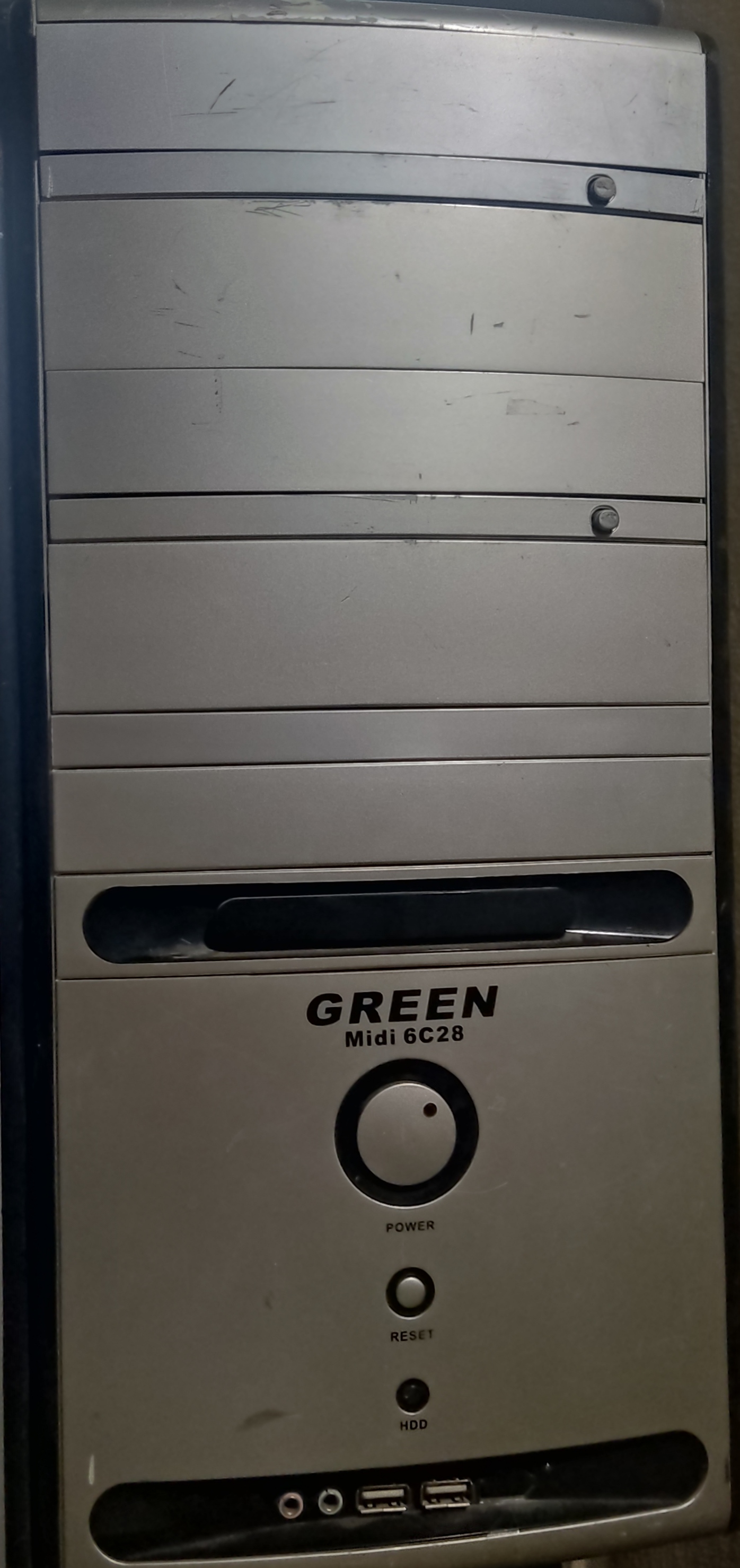 کیس کامپیوتر گرین Green MIDI 6C28 نقره‌ای استوک | بدنه مستحکم